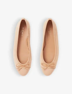Front Page 16 Front Page -Manolo Blahnik Store R03966861 NATALMOND ALT01